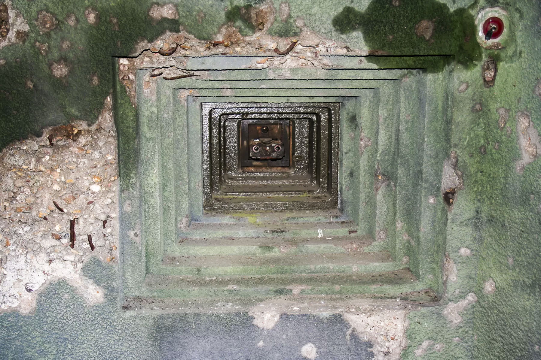 Ligne Maginot - BOIS KARRE - A12 - (Ouvrage d'infanterie) - Créneau JM de la chambre de tir est en direction des casemates de Basse-Parthe - Michel Teiten