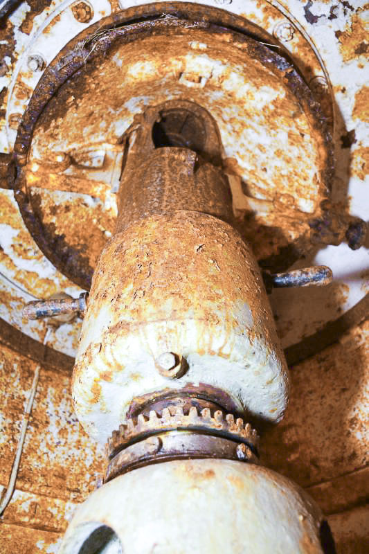 Ligne Maginot - Cloche lance grenade mle 35 - Ouvrage du Simserhof
L'unique cloche lance grenade équipée du support prototype. 
Le lance grenade prenait position dans l'évidement en partie haute.