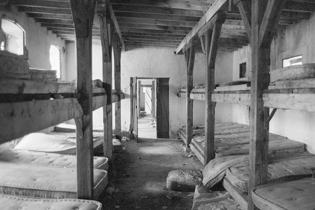 Ligne Maginot - CAMP DE RESTEFOND - (Casernement) - Dortoirs Ouest avec encore leur literie et les vitres aux fenêtres - Alain LOVINY