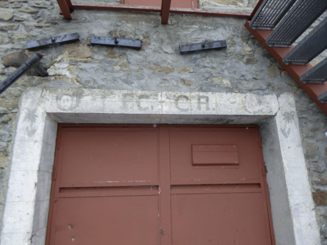 Ligne Maginot - CAMP DE RESTEFOND - (Casernement) - Marquages sur l'entrée ouest des écuries - ELLENA-CUNY