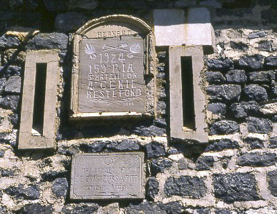 Ligne Maginot - CAMP DE RESTEFOND - (Casernement) - La plaque supérieure a depuis été transférée aux casernements des Gondran (Briançon) à l'époque du 15/9° CNAM - Marc ENDINGER