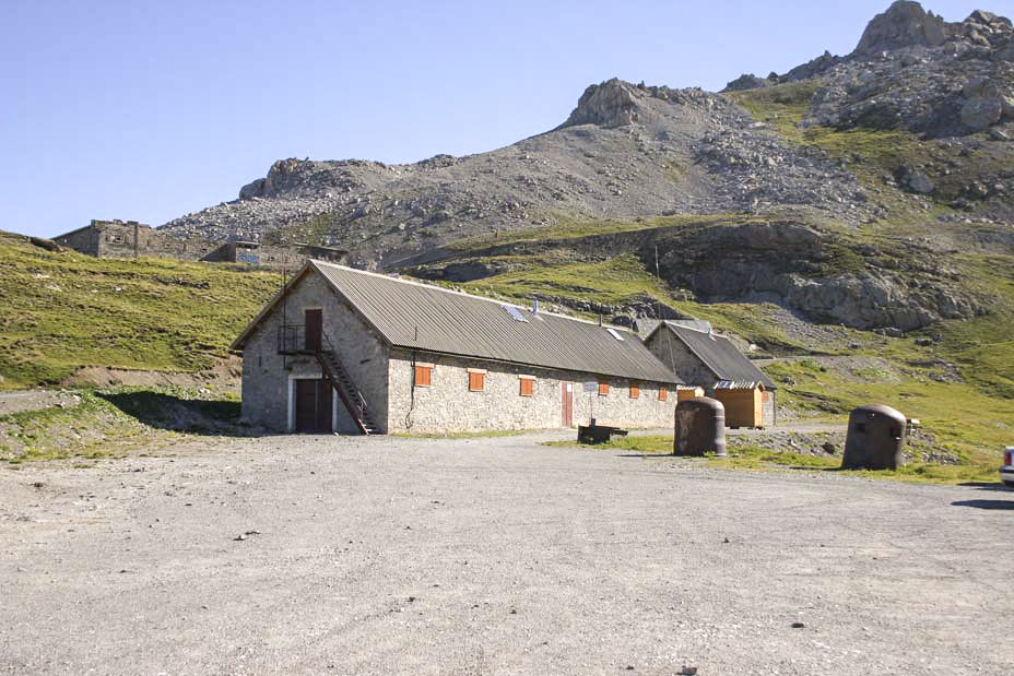 Ligne Maginot - CAMP DE RESTEFOND - (Casernement) - Les écuries en contrebas
Les cloches ont été redressées en 2004 - ZEIG Marc
