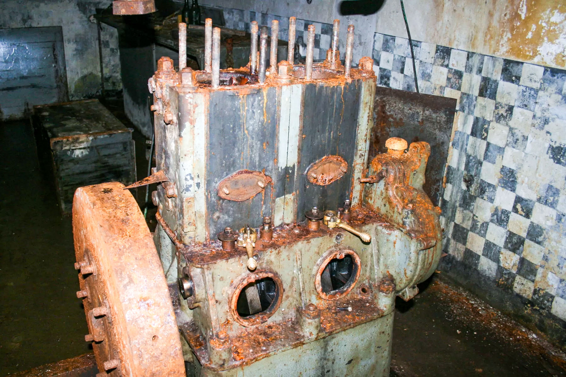 Ligne Maginot - BOIS D'ESCHERANGE - X3 (QUARTIER KANFEN - I/169°RIF) - (Abri) - Usine électrique
Moteur Baudouin - Michel Teiten