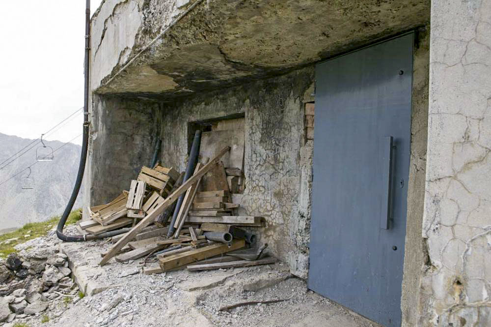 Ligne Maginot - ARRONDAZ - (Ouvrage d'infanterie) - Bloc 2
La porte n'est pas d'origine, elle a été crée par le propriétaire en remplacement d'un créneau - ZEIG Marc