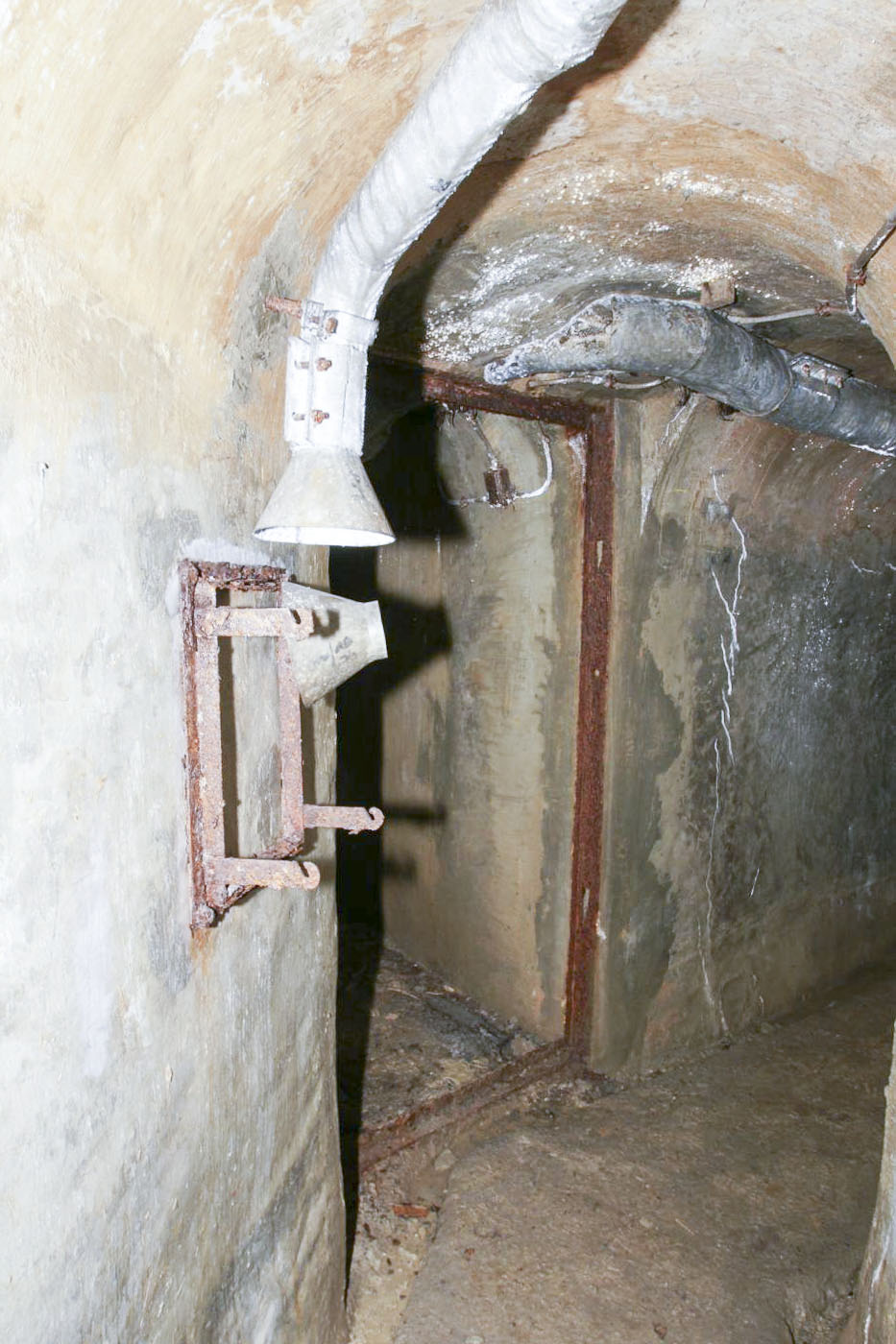 Ligne Maginot - ARRONDAZ - (Ouvrage d'infanterie) - Galerie avec support de lampe à pétrole et fumivore - duomaxw