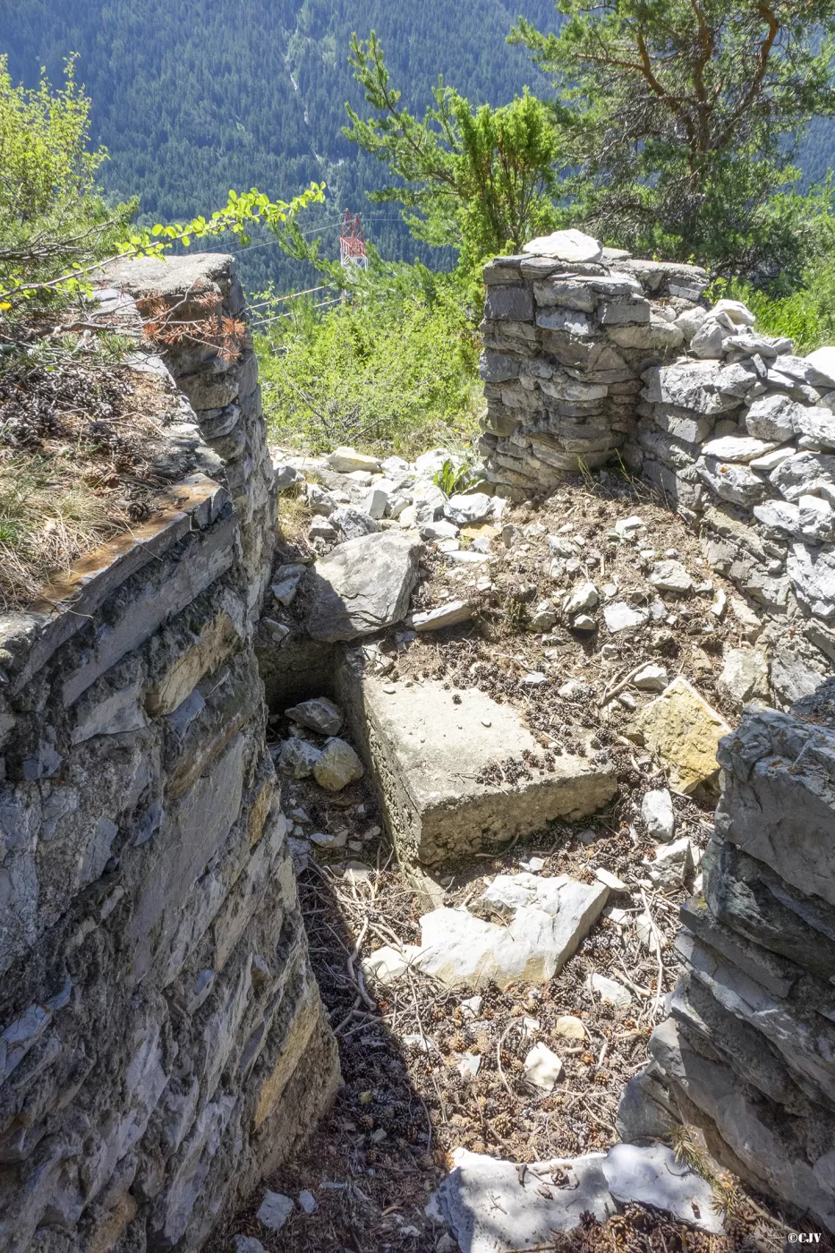Ligne Maginot - CHARLES-ALBERT SUD 2 - (Blockhaus pour arme infanterie) - L’emplacement pour mitrailleuse  - Lia VERMEULEN
