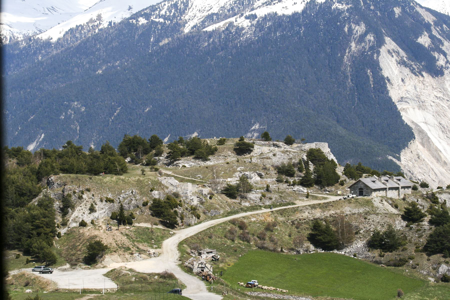Ligne Maginot - FORT MARIE CHRISTINE - (Observatoire d'infanterie) - La vue de l'observatoire est, vers Charles-Albert, à rapprocher de la photo panoramique historique, en plan plus serré... Des bâtiments ont disparu - Alain Perouffe
