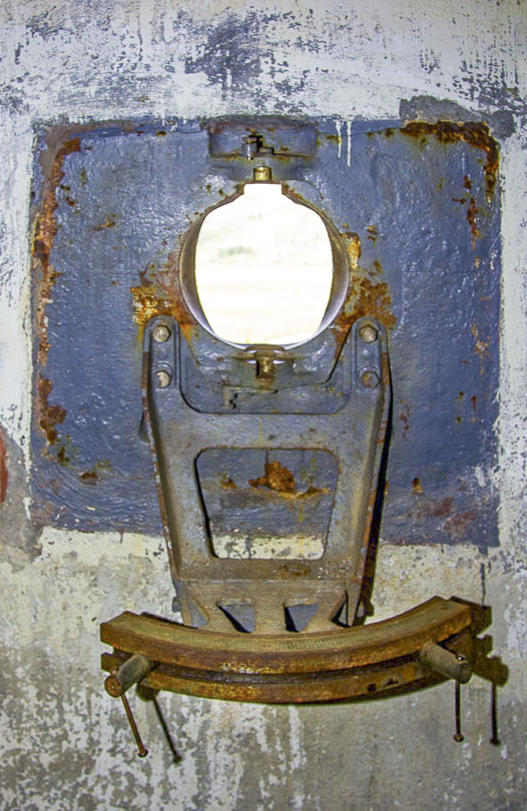 Ligne Maginot - GONDRAN E - (Ouvrage d'infanterie) - Bloc 2
Créneau mitrailleuse
Trémie C2R