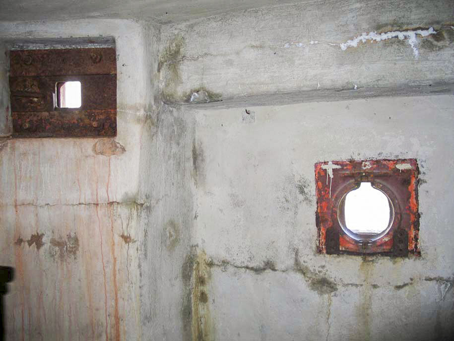 Ligne Maginot - LA ROUE - (Ouvrage d'infanterie) - Le bloc 2
Les deux créneaux vus de l'intérieur - ZEIG Marc