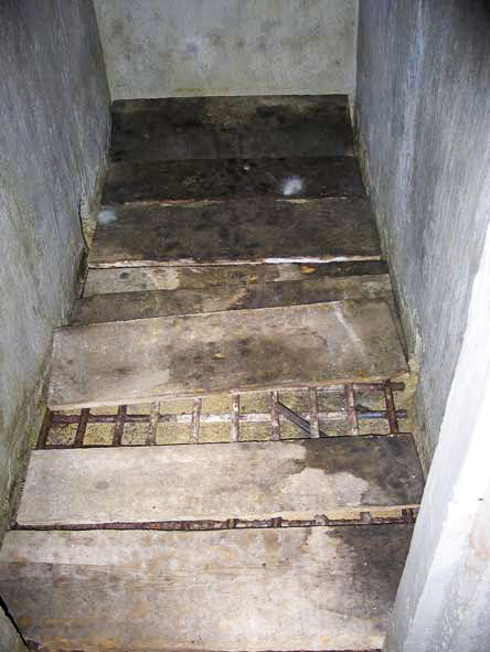 Ligne Maginot - LA ROUE - (Ouvrage d'infanterie) - Le bloc 2
Le magasin à munitions au pied du bloc avec son caillebotis contre les remontées d'humidité - ZEIG Marc