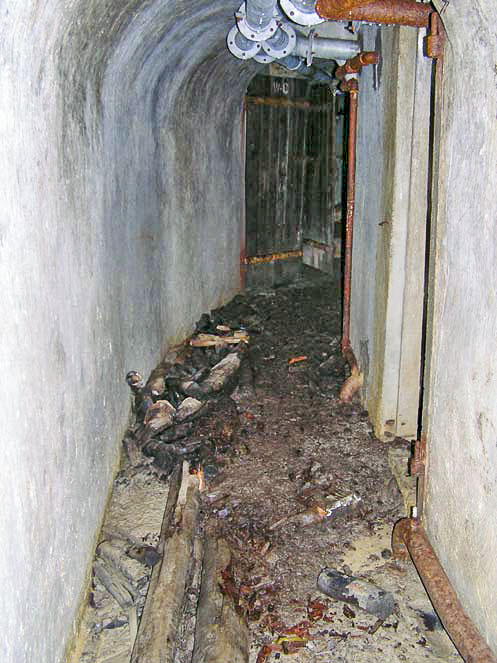 Ligne Maginot - LA ROUE - (Ouvrage d'infanterie) - Galerie de l'infirmerie
Latrines à gauche et cuisine à droite - ZEIG Marc