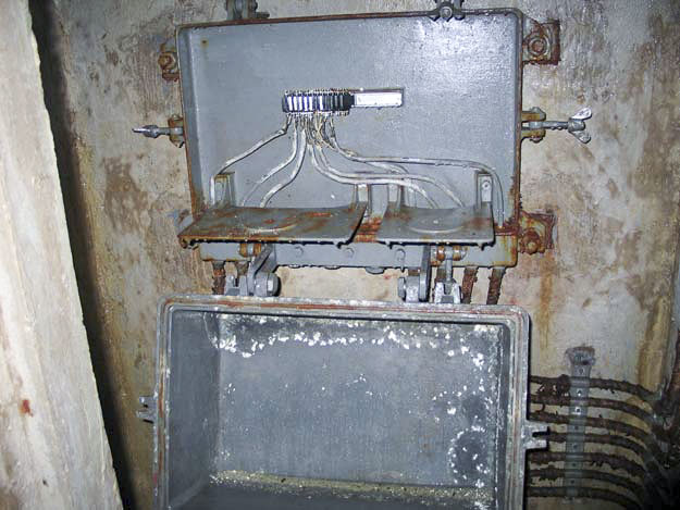 Ligne Maginot - LA ROUE - (Ouvrage d'infanterie) - Le central téléphonique sous carter étanche  TM 32 (12 directions) - ZEIG Marc