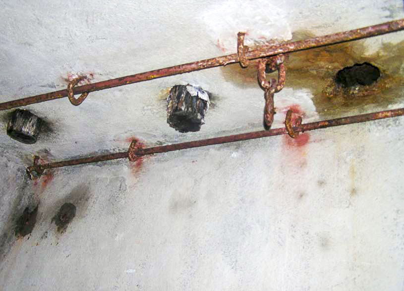 Ligne Maginot - LA ROUE - (Ouvrage d'infanterie) - Le bloc 4
Les cheminées en haut du bloc. Seule l'une d'elle était utilisée pour l'évacuation des fumées de la cuisine, les deux autres sont obstruées par des bouchons de bois - ZEIG Marc