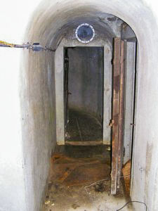 Ligne Maginot - LA ROUE - (Ouvrage d'infanterie) - Le bloc 3
Couloir, vue depuis la chambre de tir - ZEIG Marc