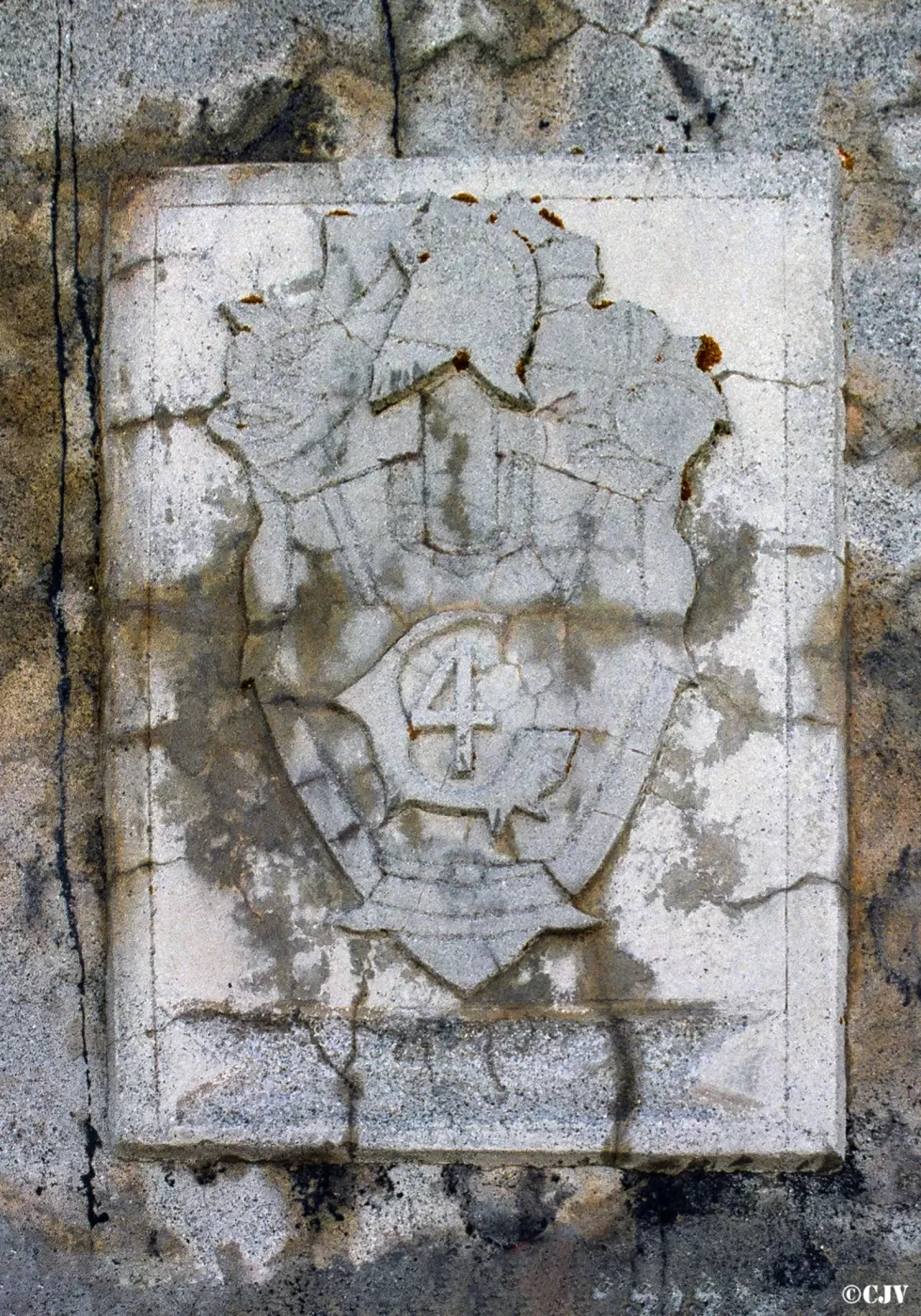 Ligne Maginot - LA ROUE - (Ouvrage d'infanterie) - Bloc 4
Issue de secours
Le cartouche avec l'insigne du 4° Génie ornant la façade - Lia VERMEULEN