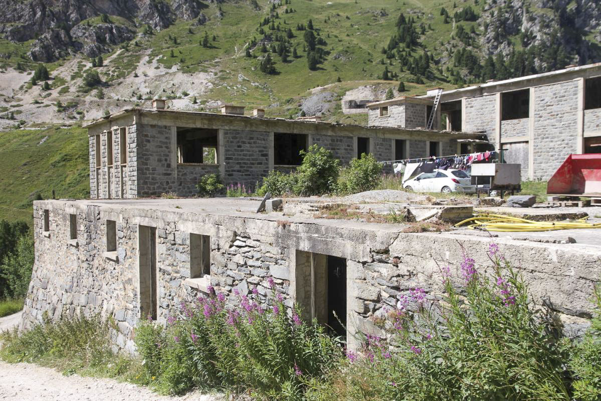Ligne Maginot - Casernement du LAVOIR - Au premier plan, le soubassement du casernement provisoire de 1934. - JOLAS, Jean-Michel