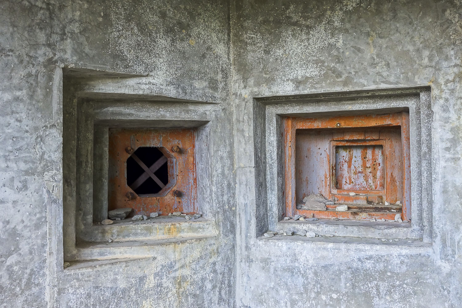 Ligne Maginot - LAVOIR - (Ouvrage d'artillerie) - Entrée munitions
Créneau JM (à droite) et FM (à gauche) - Michel Teiten