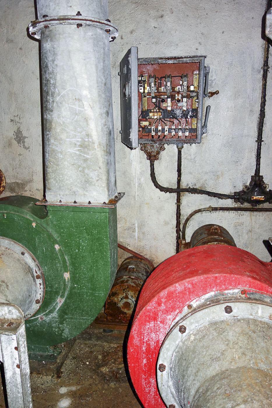 Ligne Maginot - LAVOIR - (Ouvrage d'artillerie) - Entrée munitions
Local de neutralisation
Ventilateurs air pur et air gazé  - Michel Teiten
