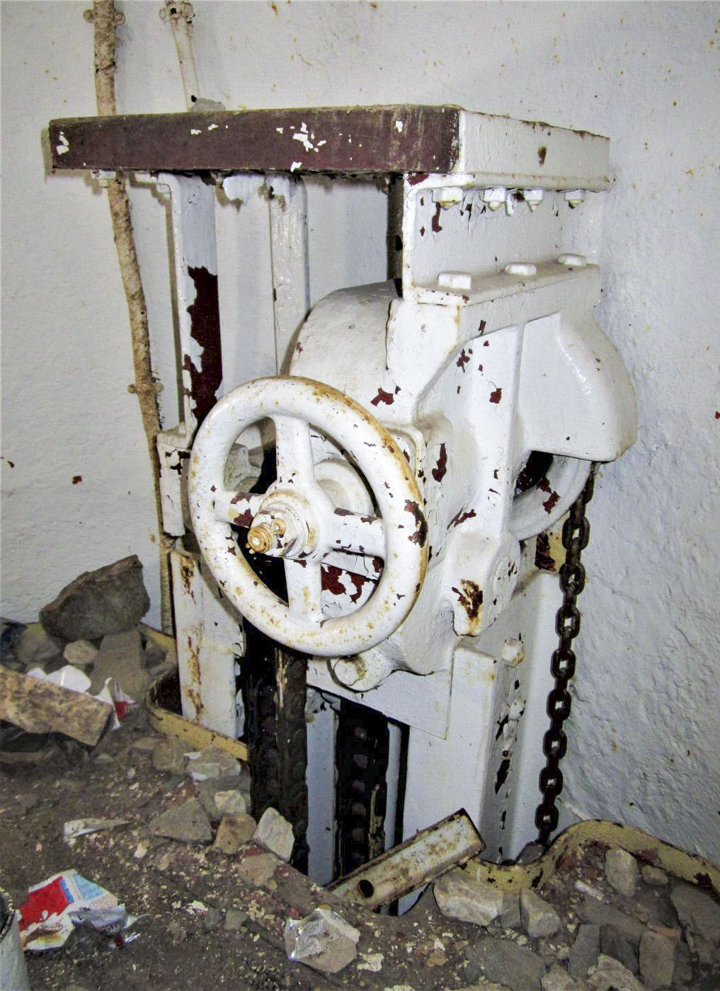 Ligne Maginot - LAVOIR - (Ouvrage d'artillerie) - Entrée munitions
Cloche GFM
Commande du plancher mobile - Gregory Fuchs