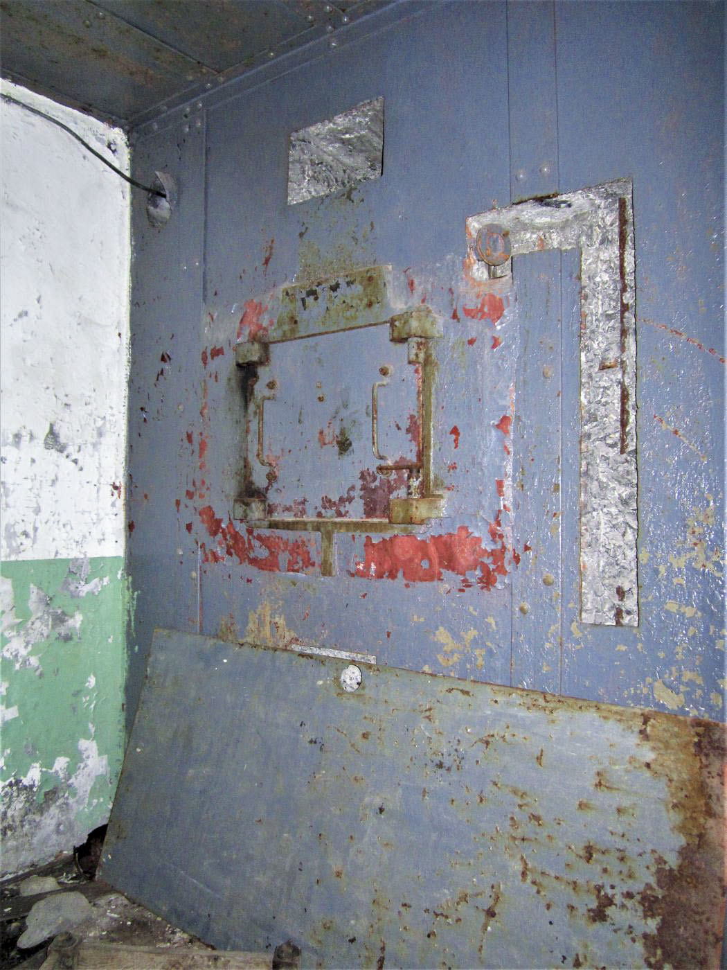 Ligne Maginot - LAVOIR - (Ouvrage d'artillerie) - Entrée Munitions
Créneau de l'entrée prévu pour une AM (trémie n°12) et équipé d'un jumelage de mitrailleuses Reibel - Gregory Fuchs