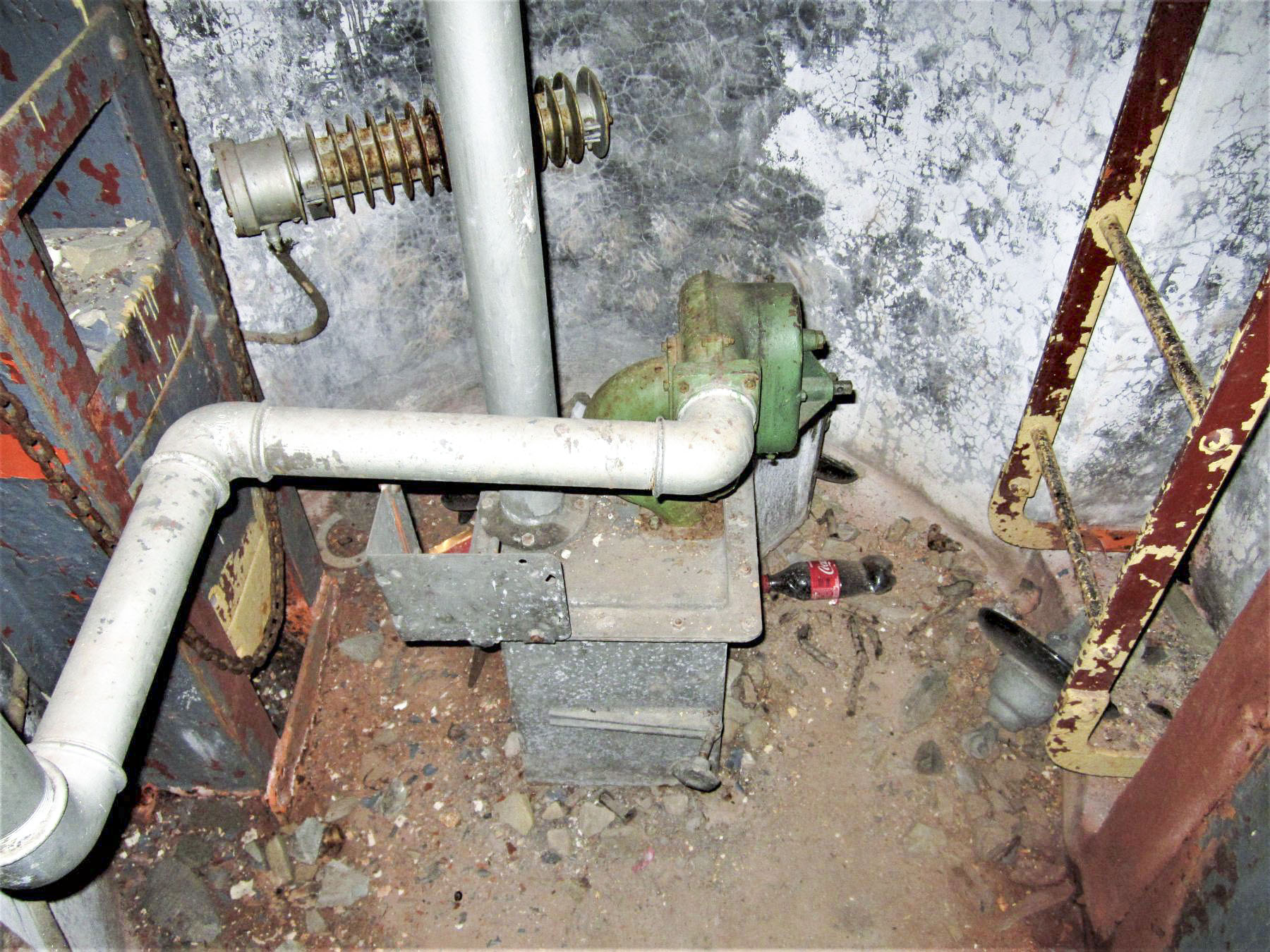 Ligne Maginot - LAVOIR - (Ouvrage d'artillerie) - Entrée munitions
Ventilateur et caisson de récupération des douilles de la cloche GFM - Gregory Fuchs