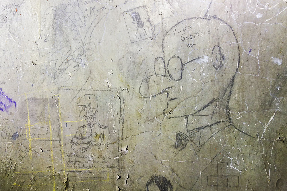 Ligne Maginot - LAVOIR - (Ouvrage d'artillerie) - Entrée des hommes
Graffitis - Michel Teiten