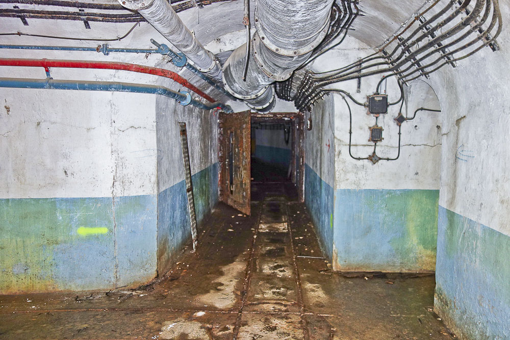 Ligne Maginot - LAVOIR - (Ouvrage d'artillerie) - Entrée des hommes
A gauche le plan incliné, à droite le local de stockage des artifices éclairants, en face la galerie donnant sur le reste de l'ouvrage. - Michel Teiten