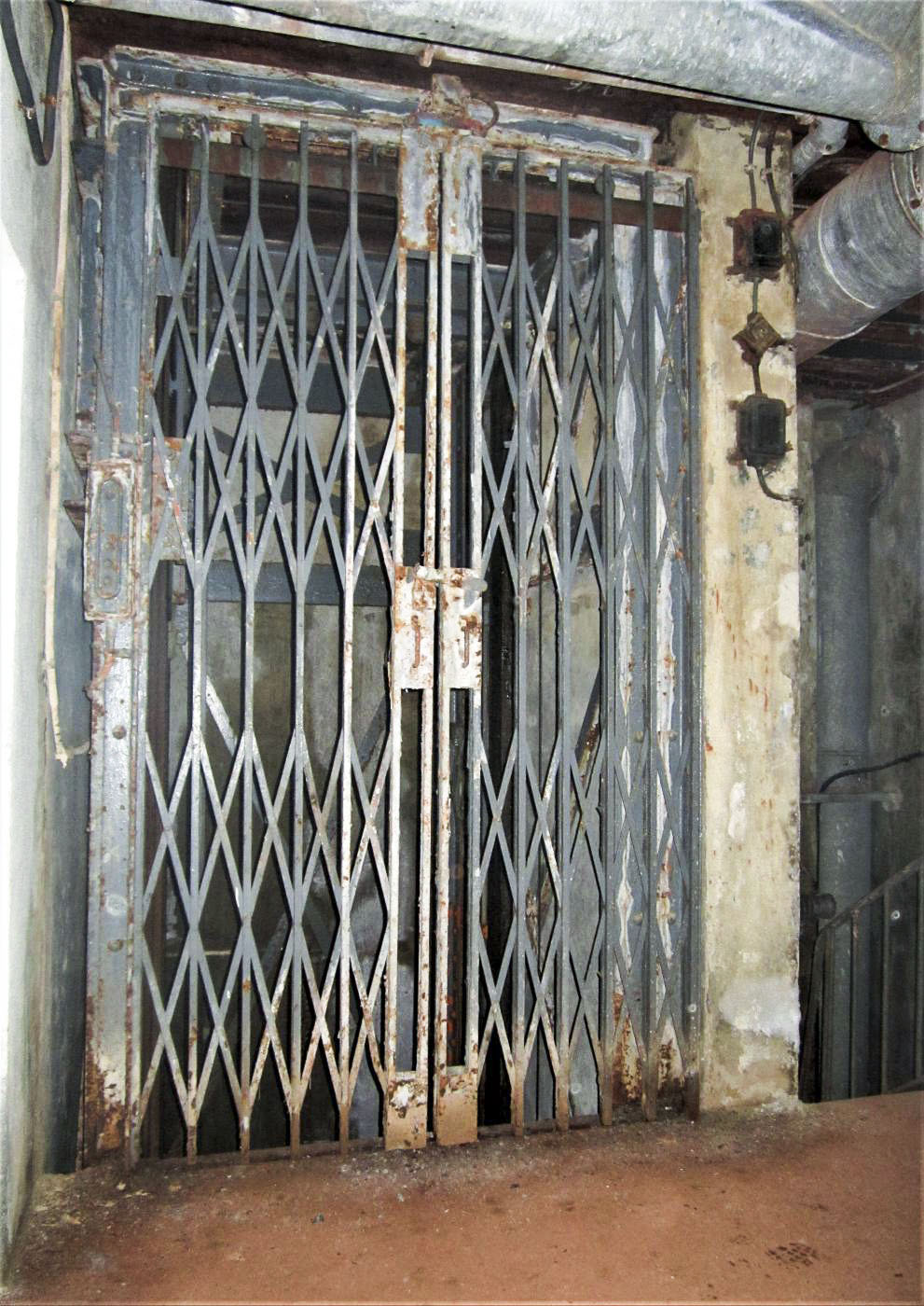 Ligne Maginot - LAVOIR - (Ouvrage d'artillerie) - Bloc 1
Monte-charge à l'étage supérieur - Gregory Fuchs