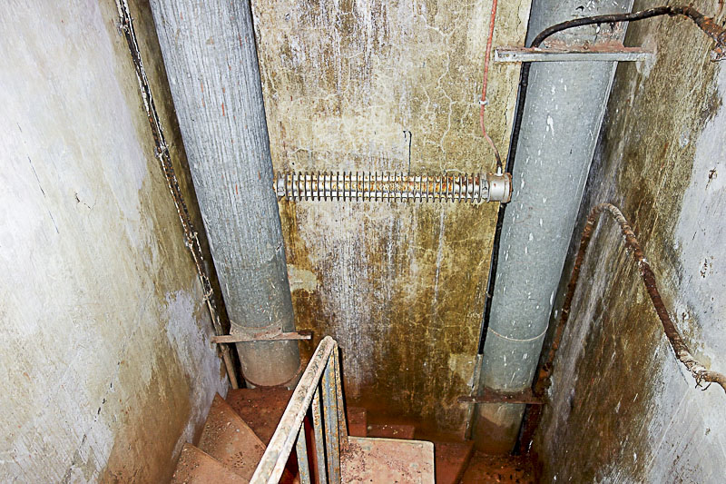 Ligne Maginot - LAVOIR - (Ouvrage d'artillerie) - Bloc 1 
Escalier entre les étages 
Noter le radiateur entre les deux conduites - Michel Teiten