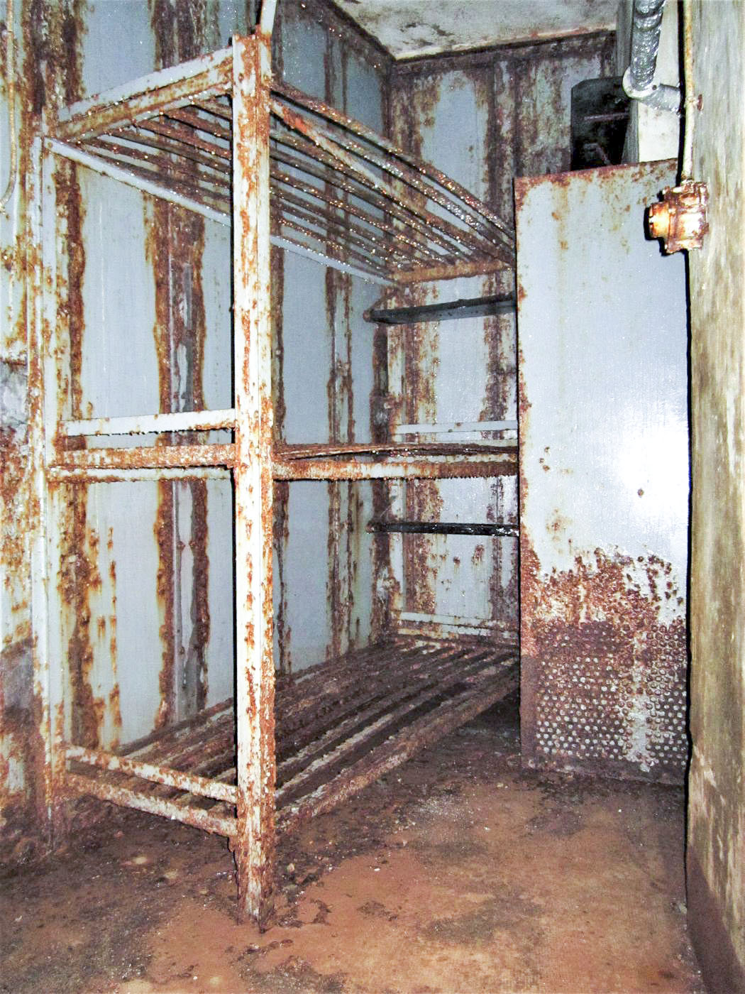 Ligne Maginot - LAVOIR - (Ouvrage d'artillerie) - Bloc 1
Etage inférieur
Chambre des sous-officiers - Gregory Fuchs