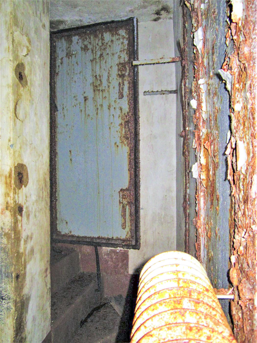 Ligne Maginot - LAVOIR - (Ouvrage d'artillerie) - Bloc 1
Etage inférieur
Accès à l'issue de secours depuis la chambre des sous-officiers - Gregory Fuchs