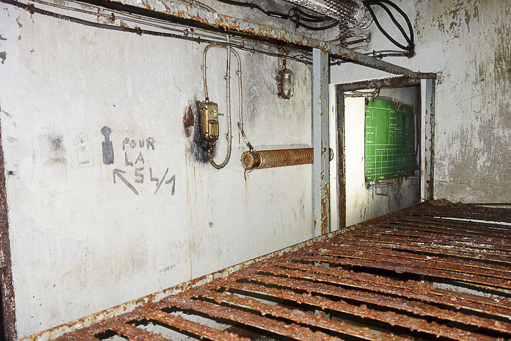 Ligne Maginot - LAVOIR - (Ouvrage d'artillerie) - Bloc 1
Etage inférieur
Chambre de troupe à côté du PC 
Graffitis d'après-guerre (1954) sur les murs - Michel Teiten
