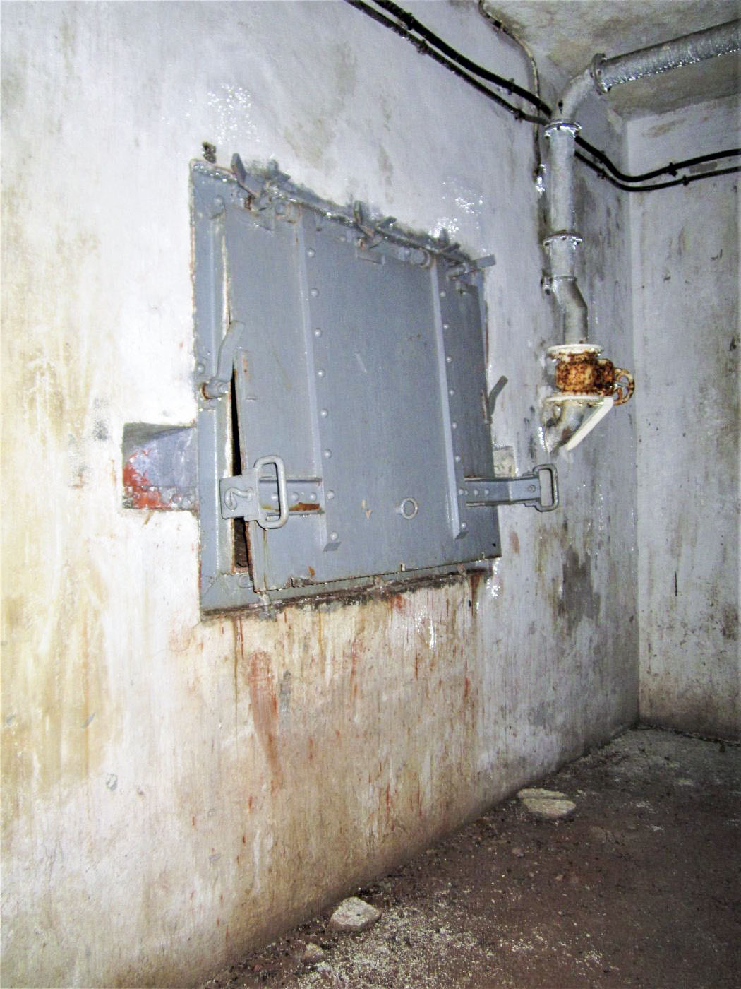Ligne Maginot - LAVOIR - (Ouvrage d'artillerie) - Bloc 1
Etage inférieur
Trappe de la fosse de récupération des douilles - Gregory Fuchs