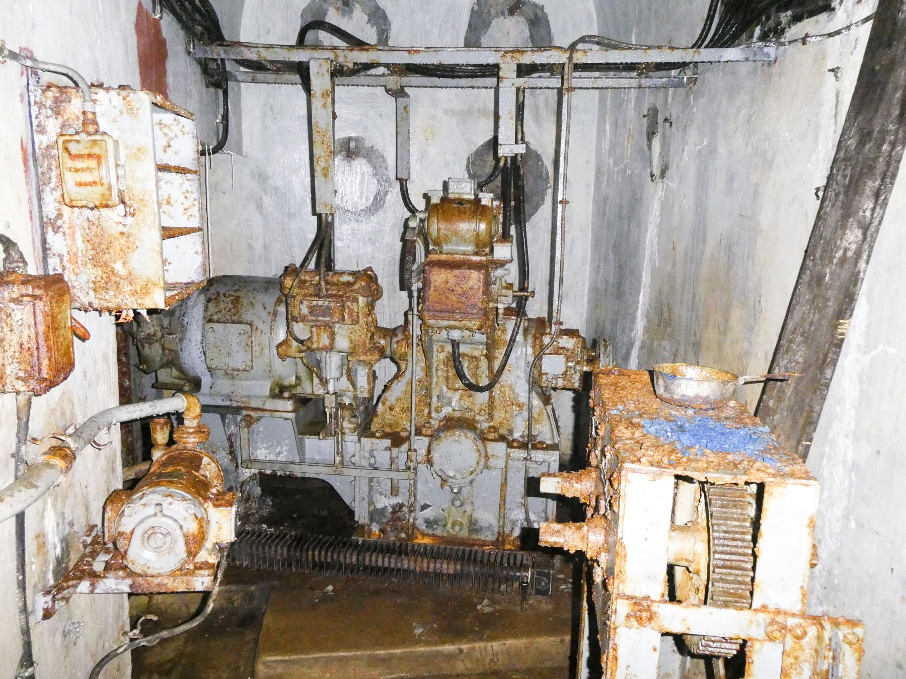Ligne Maginot - LAVOIR - (Ouvrage d'artillerie) - Bloc 1
Treuil du monte-charge au pied du bloc - ELLENA - CUNY