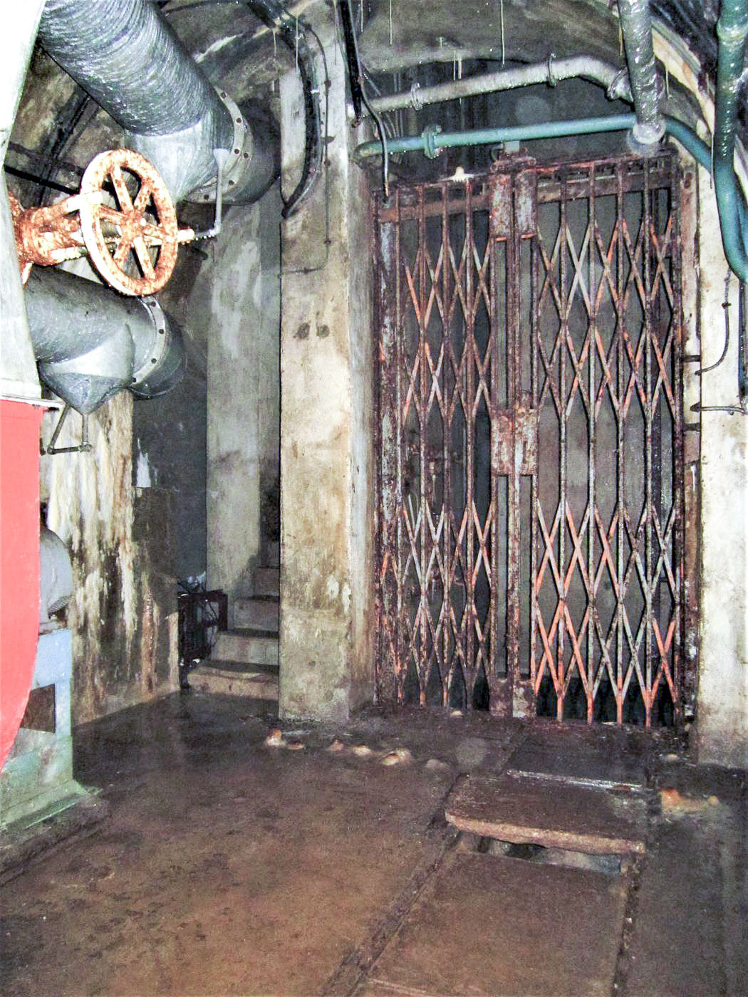 Ligne Maginot - LAVOIR - (Ouvrage d'artillerie) - Bloc 1
Monte-charge et escalier au pied du bloc - Gregory Fuchs