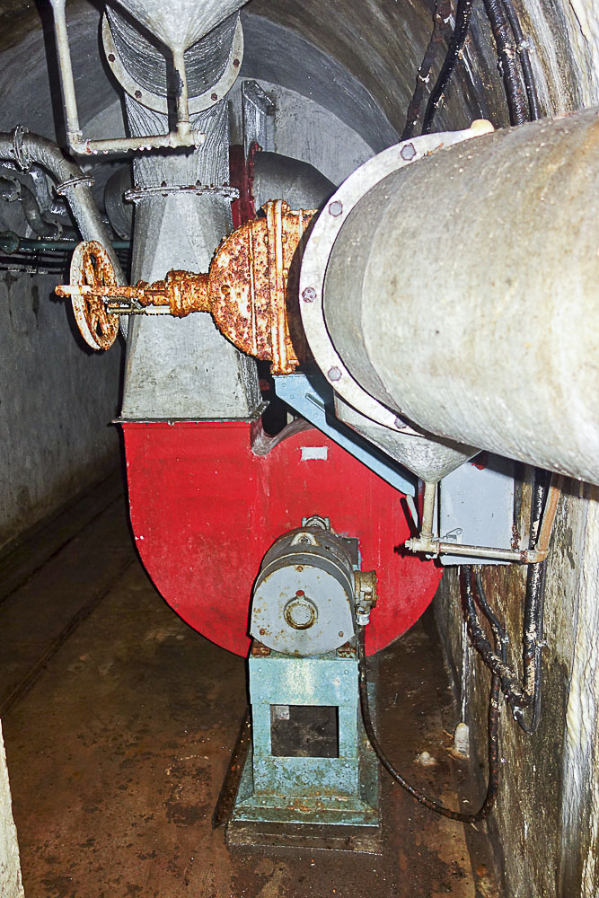 Ligne Maginot - LAVOIR - (Ouvrage d'artillerie) - Bloc 1
Ventilateur air pur au pied du bloc - Michel Teiten