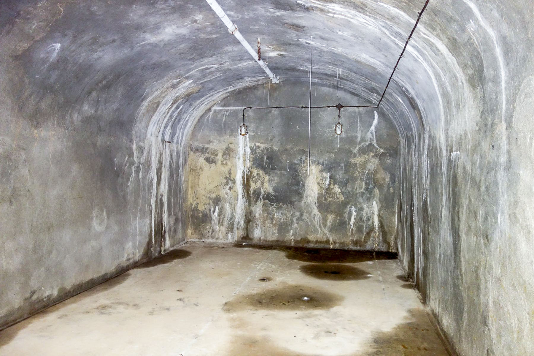 Ligne Maginot - LAVOIR - (Ouvrage d'artillerie) - Bloc 1
L'un des deux magasins de munitions de 75 au pied du bloc - Michel Teiten