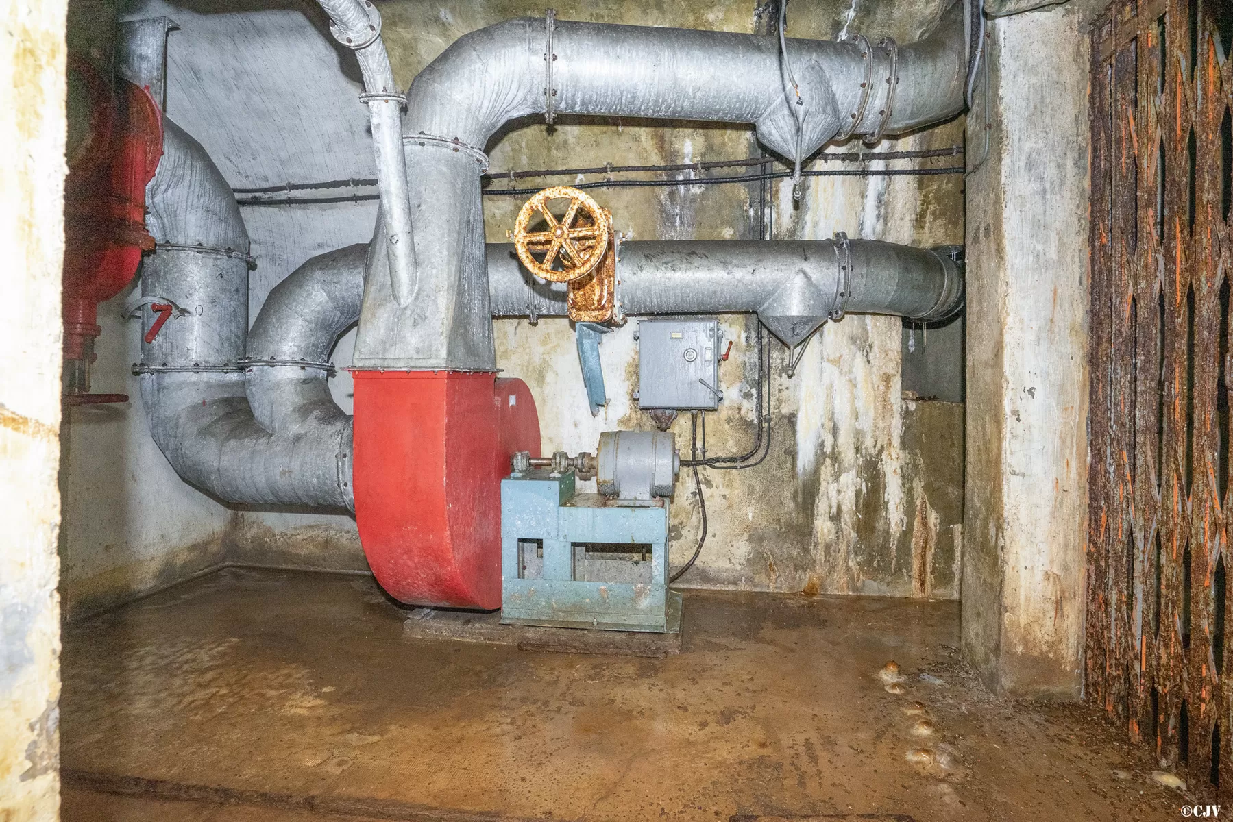 Ligne Maginot - LAVOIR - (Ouvrage d'artillerie) - Bloc 1
Ventilateur air pur au pied du bloc - Lia VERMEULEN