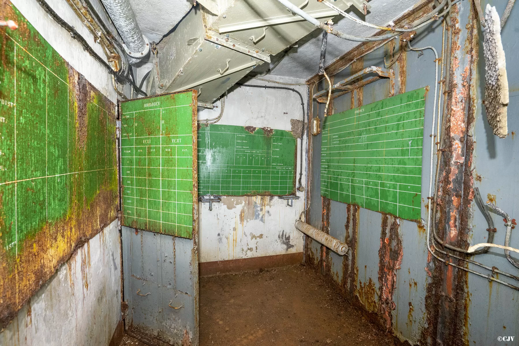 Ligne Maginot - LAVOIR - (Ouvrage d'artillerie) - Bloc 1
Etage inférieur
PC du bloc - Lia VERMEULEN