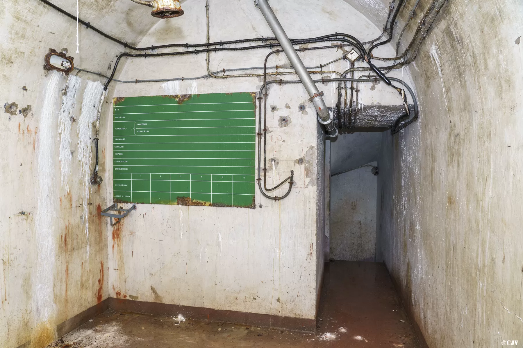 Ligne Maginot - LAVOIR - (Ouvrage d'artillerie) - Bloc 2
Etage inférieur
PC du bloc - Lia VERMEULEN