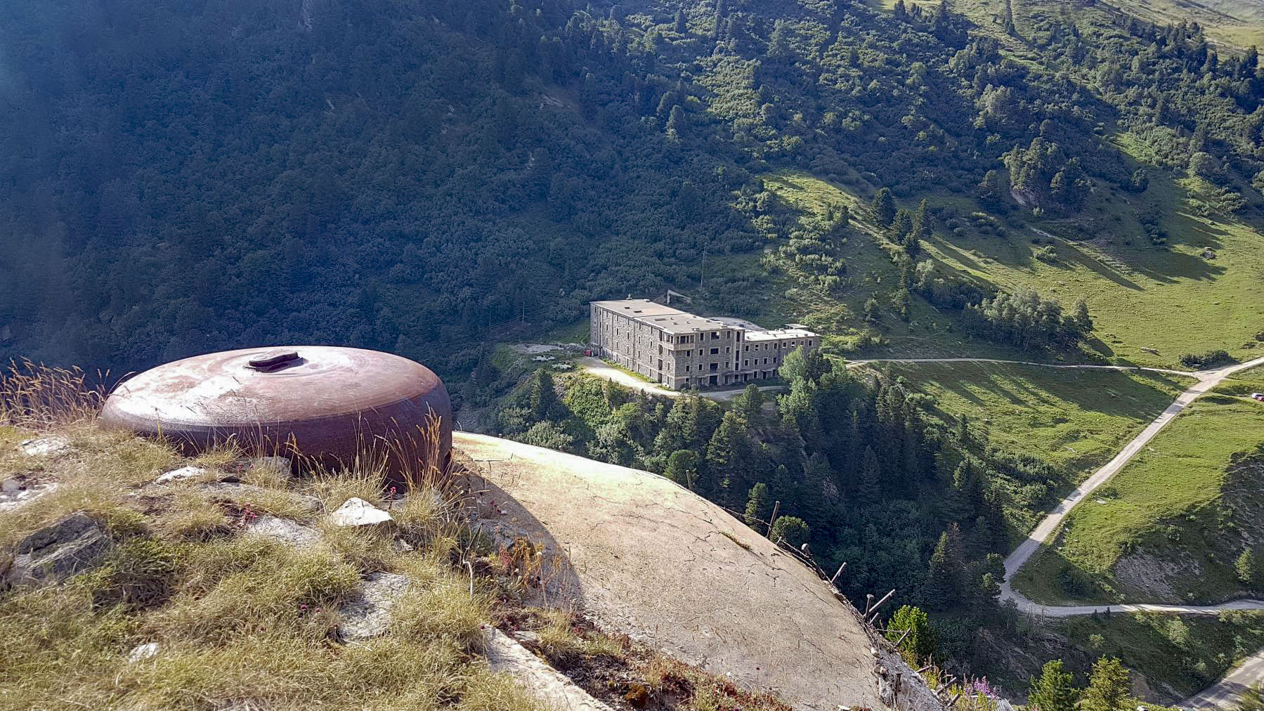 Ligne Maginot - LAVOIR - (Ouvrage d'artillerie) - Bloc 3
Cloche VDP avec vue sur le casernement - ELLENA - CUNY