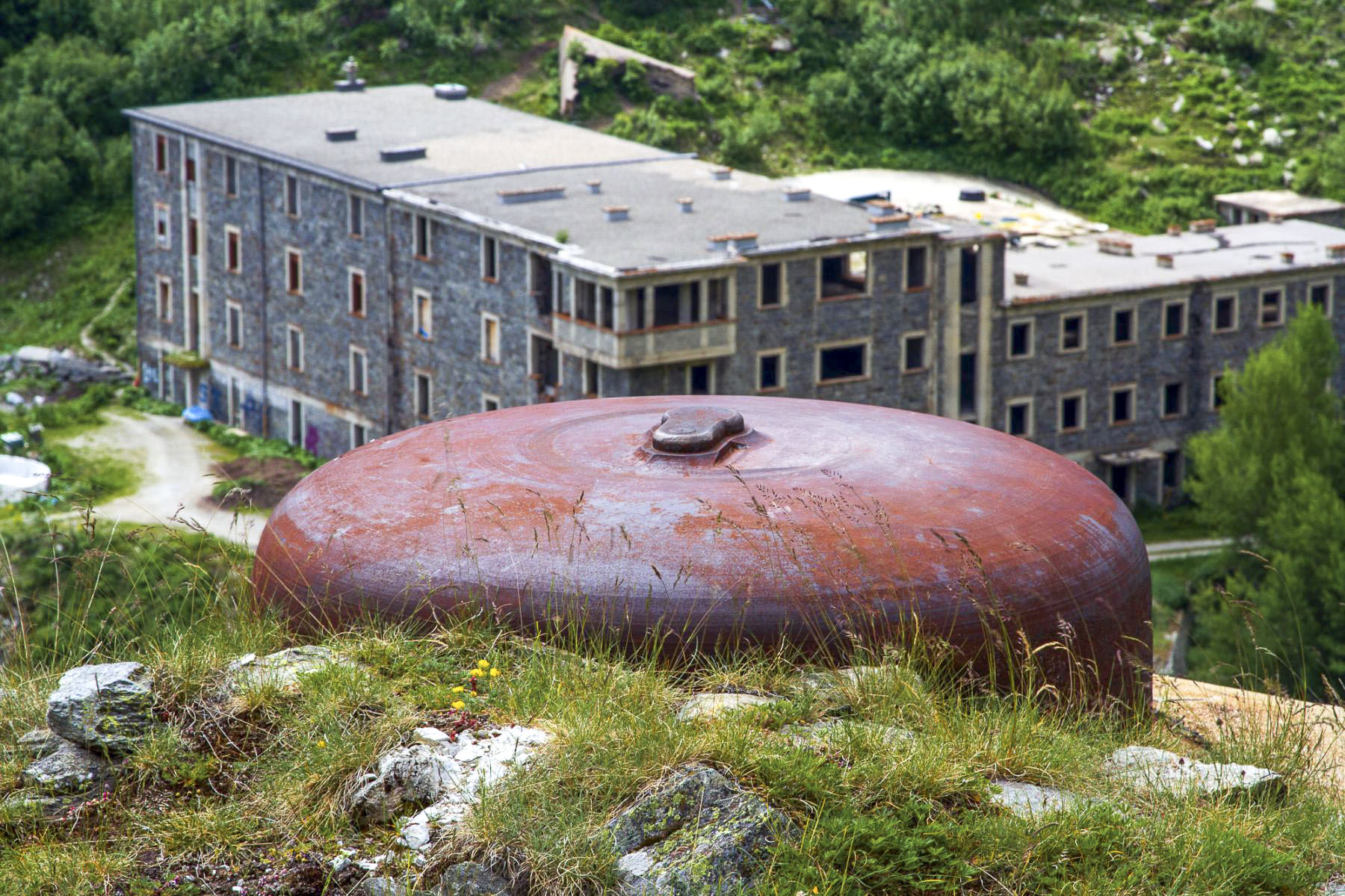 Ligne Maginot - LAVOIR - (Ouvrage d'artillerie) - Bloc 3
Cloche VDP avec le casernement en arrière-plan - Michel Teiten
