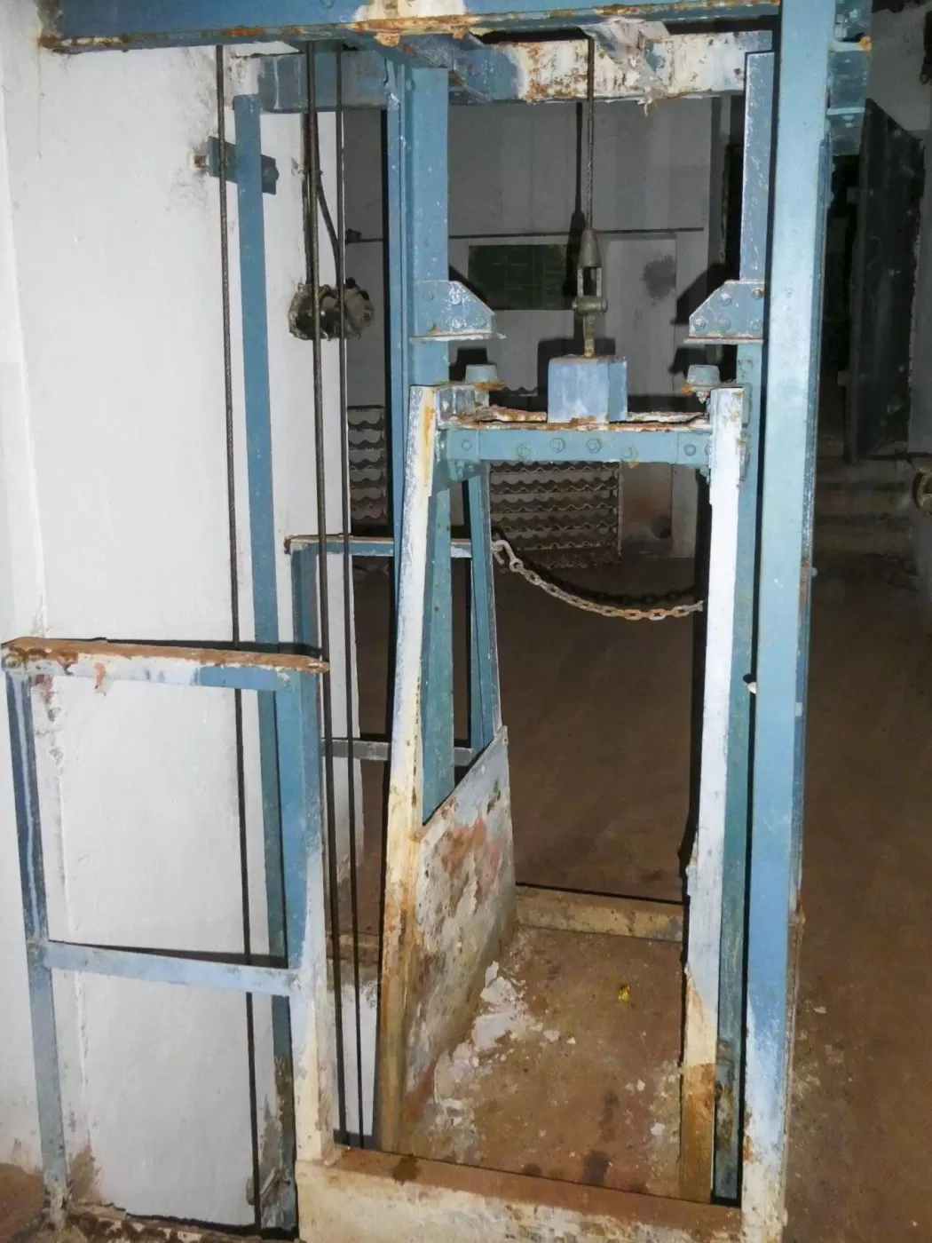 Ligne Maginot - LAVOIR - (Ouvrage d'artillerie) - Bloc 5  
Monte-charge à munitions entre les deux chambres de tir droite - ELLENA - CUNY