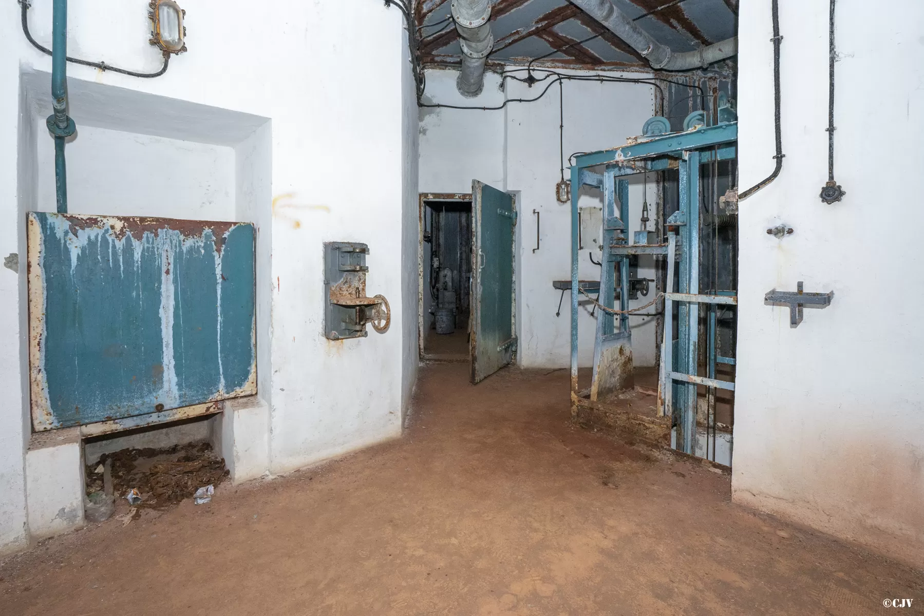 Ligne Maginot - LAVOIR - (Ouvrage d'artillerie) - Bloc 5
La chambre droite du mortier - Lia VERMEULEN