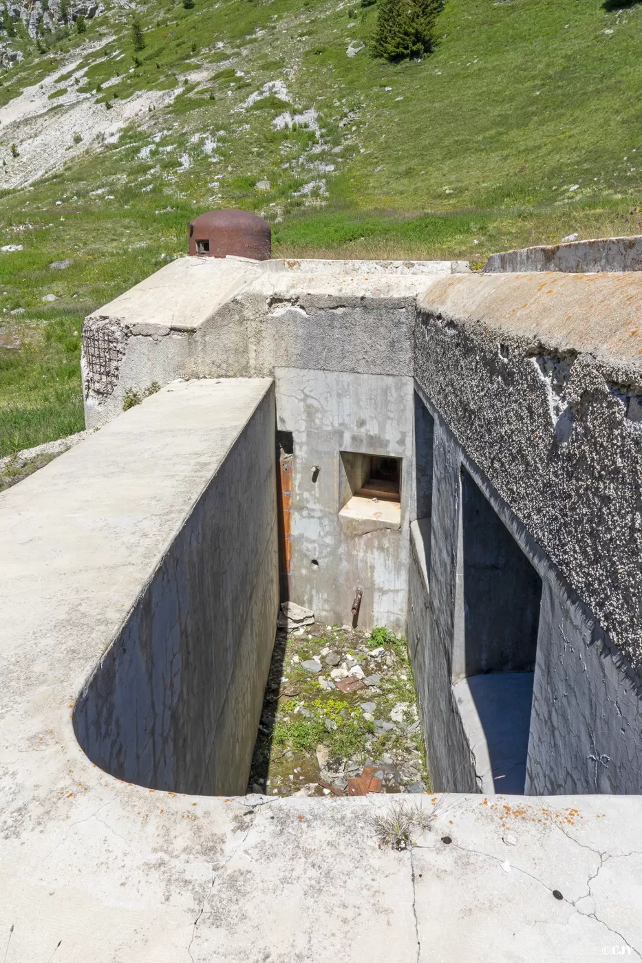 Ligne Maginot - LAVOIR - (Ouvrage d'artillerie) - Bloc 5
Le fossé devant les créneaux - Lia VERMEULEN