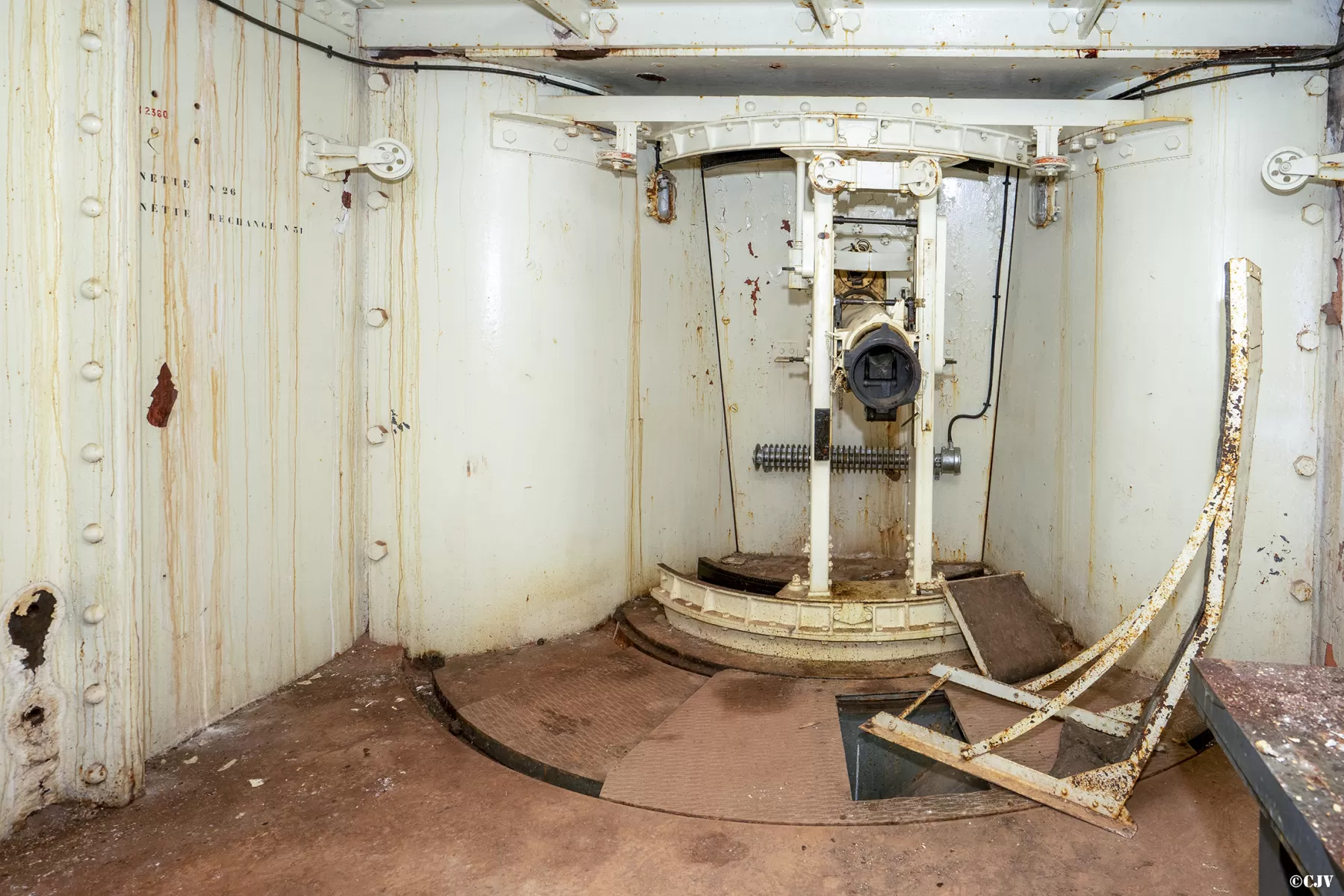 Ligne Maginot - LAVOIR - (Ouvrage d'artillerie) - Bloc 5
Chambre de tir cuirassée pour canon-mortier de 75 mle 31, avec l'écran d'évacuation des douilles - Lia VERMEULEN