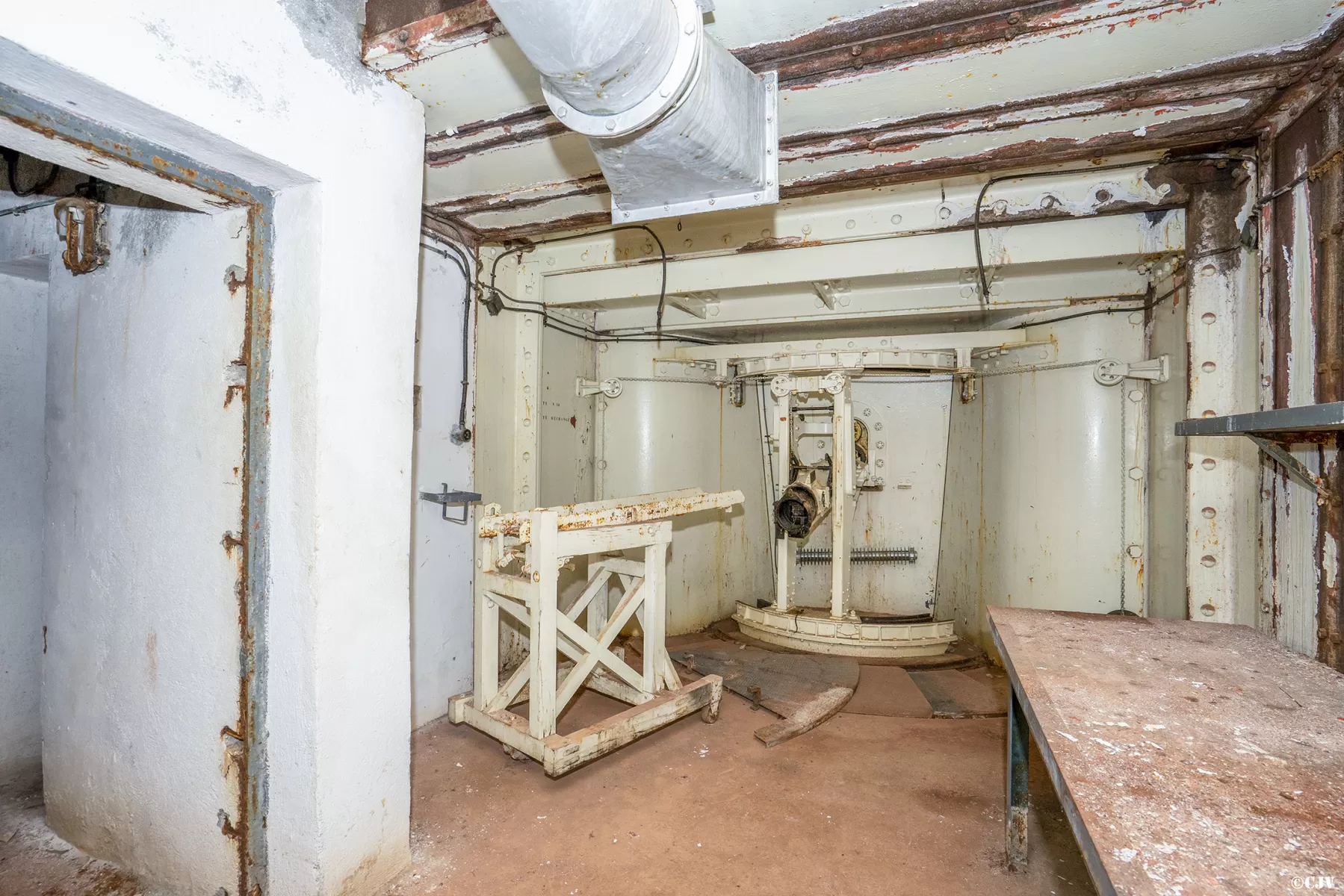 Ligne Maginot - LAVOIR - (Ouvrage d'artillerie) - Bloc 5
Chambre de tir cuirassée pour canon-mortier de 75 mle 31, avec le chariot destiné à la manutention du tube - Lia VERMEULEN