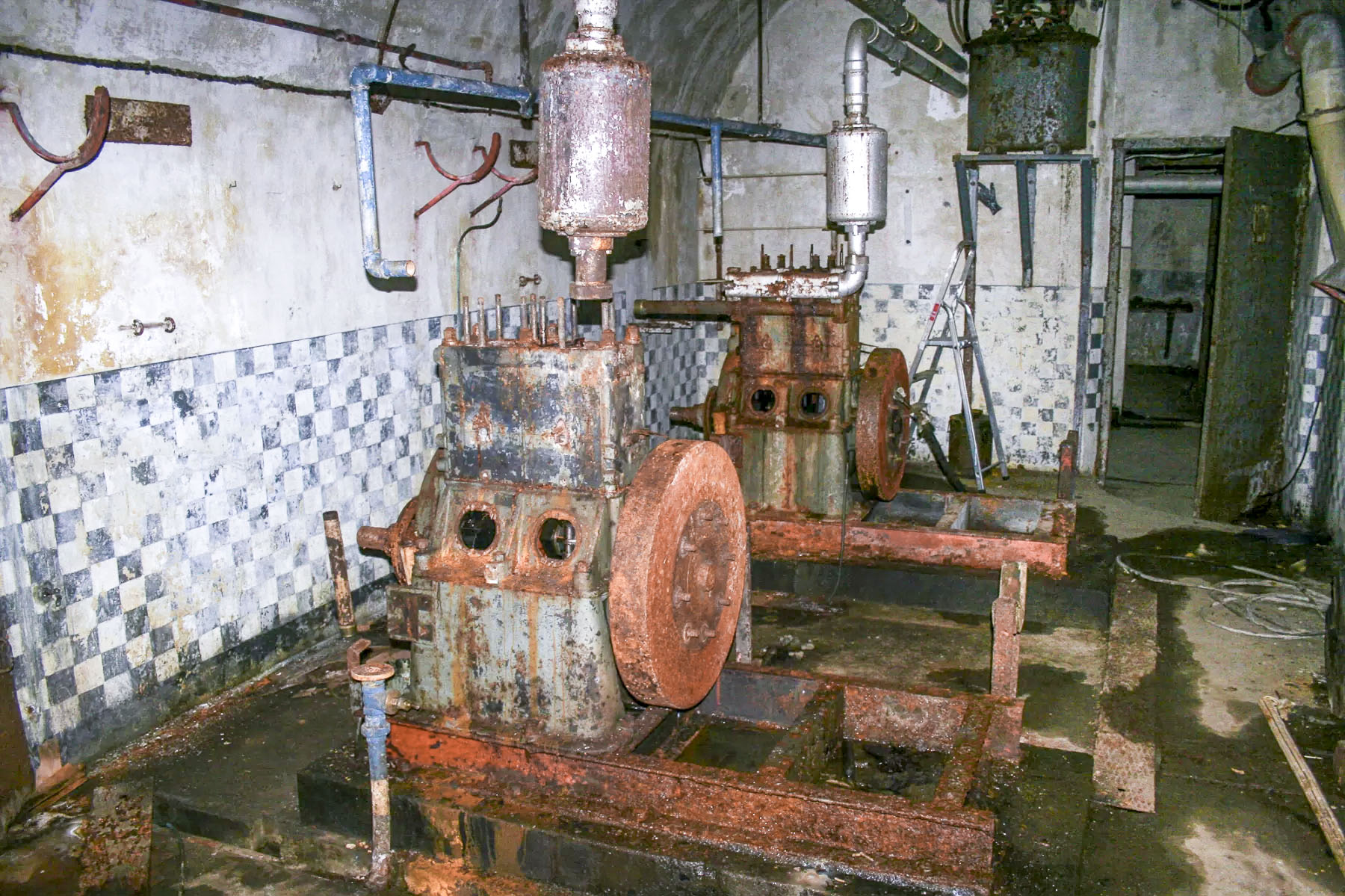 Ligne Maginot - BOIS D'ESCHERANGE - X3 (QUARTIER KANFEN - I/169°RIF) - (Abri) - Usine électrique
Les groupes électrogènes à moteur Baudouin DB2 - Michel Teiten