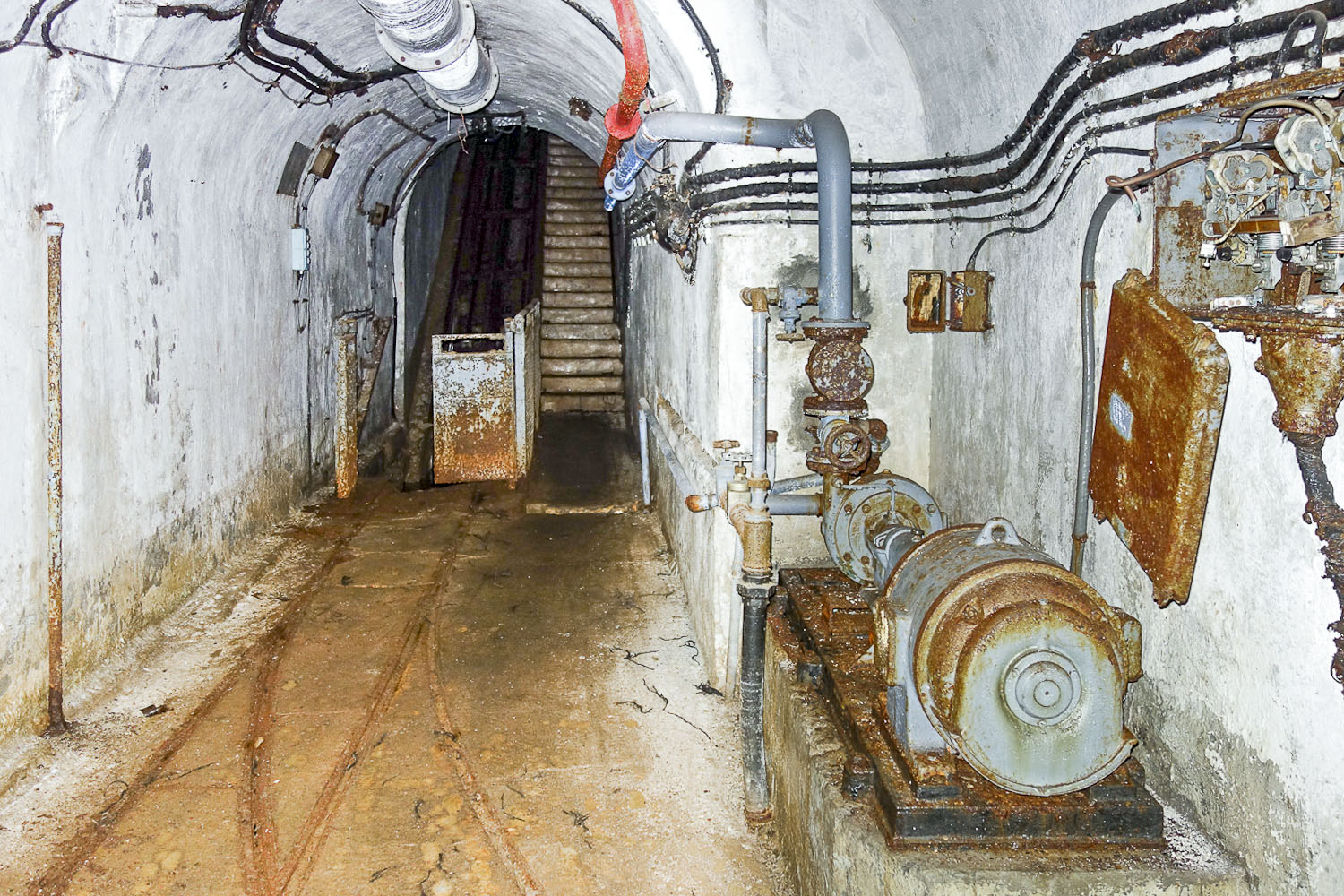 Ligne Maginot - LAVOIR - (Ouvrage d'artillerie) - Entrée munitions
Pied du plan incliné et pompe à eau - Michel Teiten