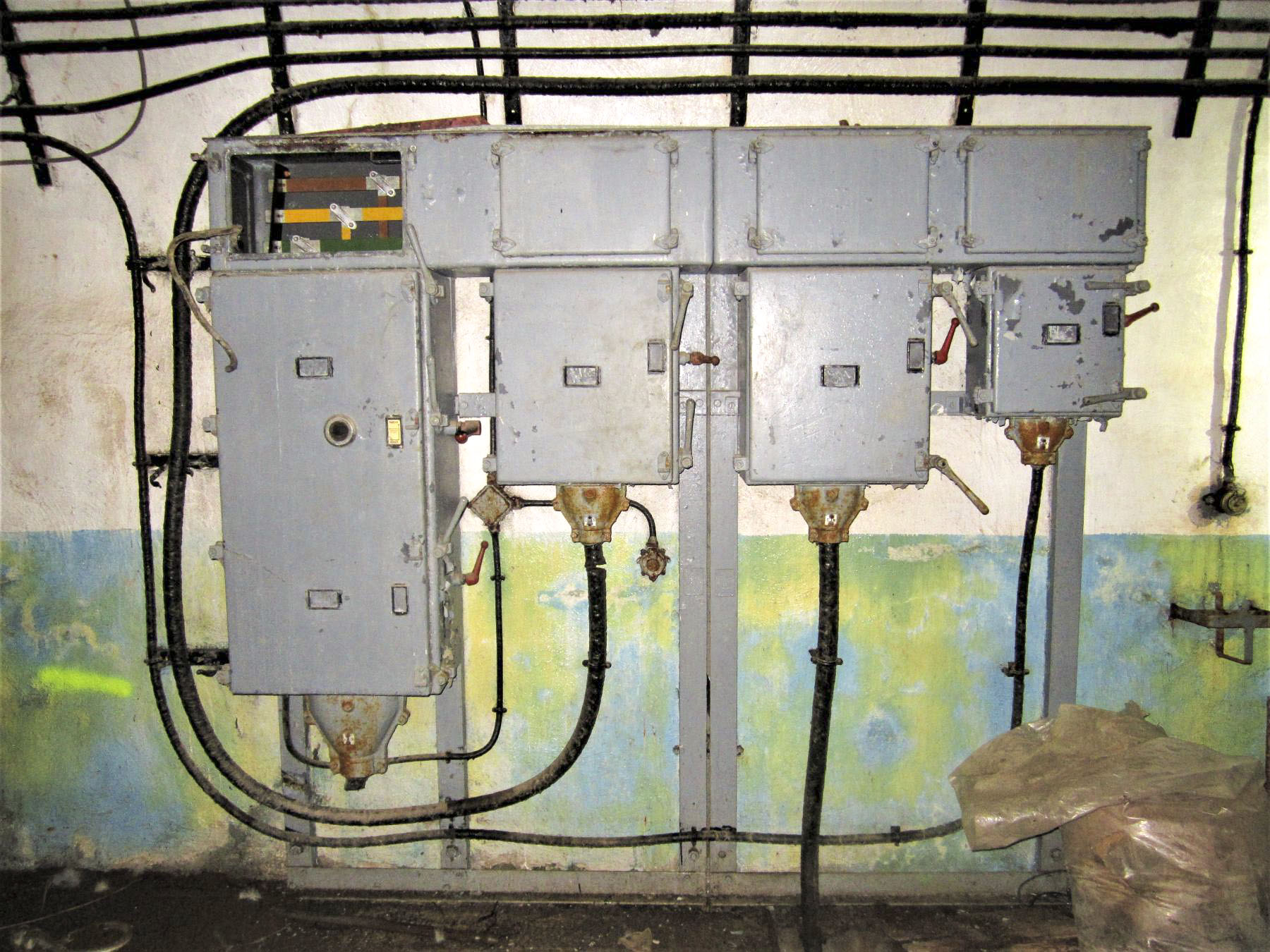 Ligne Maginot - LAVOIR - (Ouvrage d'artillerie) - Plan incliné
Tableau d'alimentation électrique du treuil - Gregory Fuchs